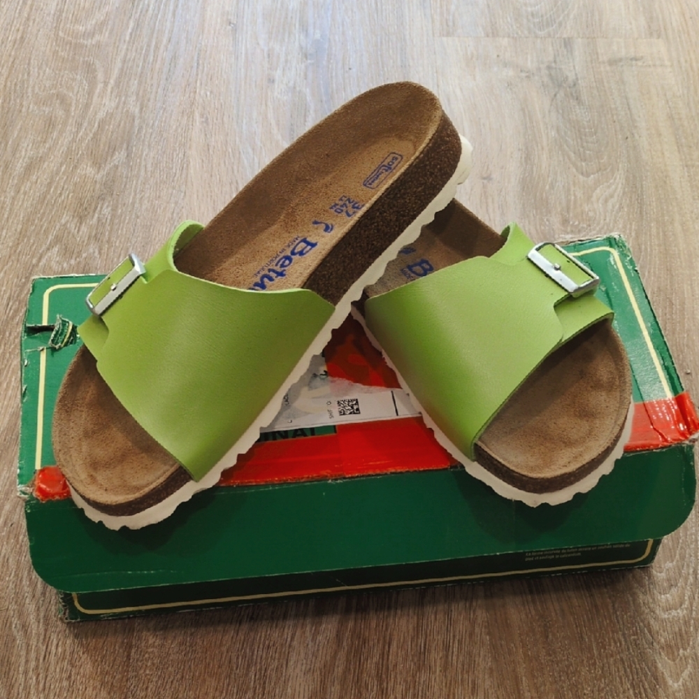 💚⭐🩴Betula By Birkenstock Lime Green Sandals Women's size 37💚⭐🩴